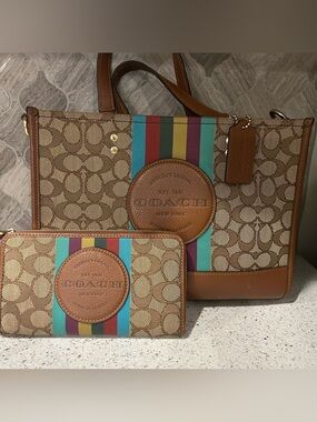 COACH Dempsey Carryall Bag
In Signature Jacquard With Stripe And Coach Patch